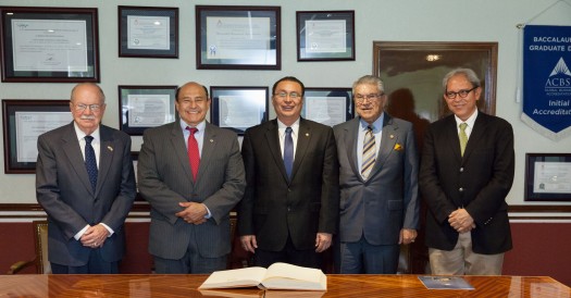 191 Visita Senador de California UAA