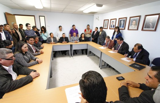 009 Firma Acuerdo Salarial con STUAA