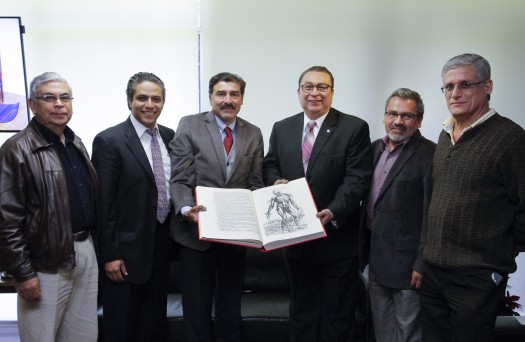 544 Recibe donacion Libro Fabrica Cuerpo Humano