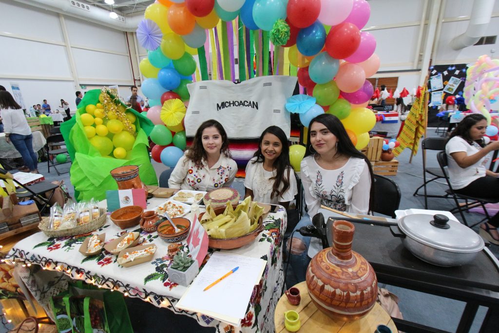 Exponen estudiantes de la Autónoma de Aguascalientes proyectos durante el Segundo Foro de Comercio Internacional