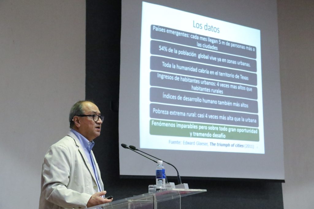 Otto Granados Roldán imparte conferencia a nuevos estudiantes de Derecho de la UAA