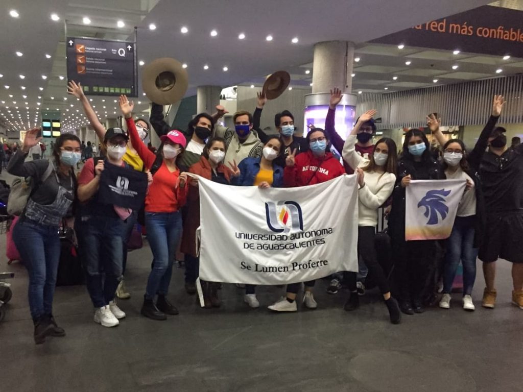 Estudiantes de la UAA que se encontraban en Chile se reúnen con sus familias a su llegada a Aguascalientes