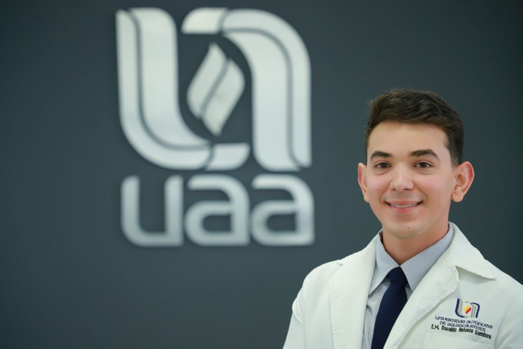Egresado de Médico Cirujano de la UAA recibe distinción nacional por excelencia académica