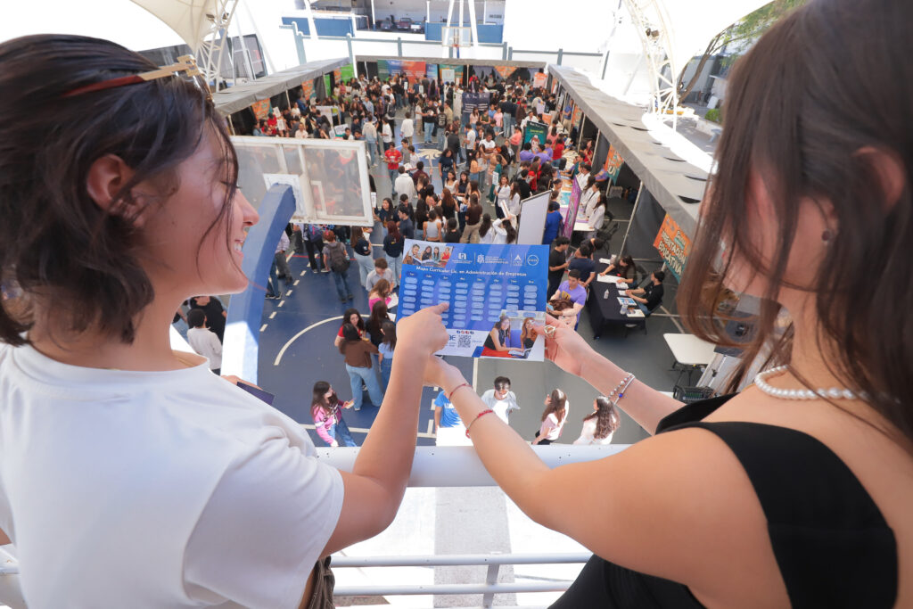 Camino profesional: estudiantes de BACHUAA participan en la 1ª Muestra Profesiográfica