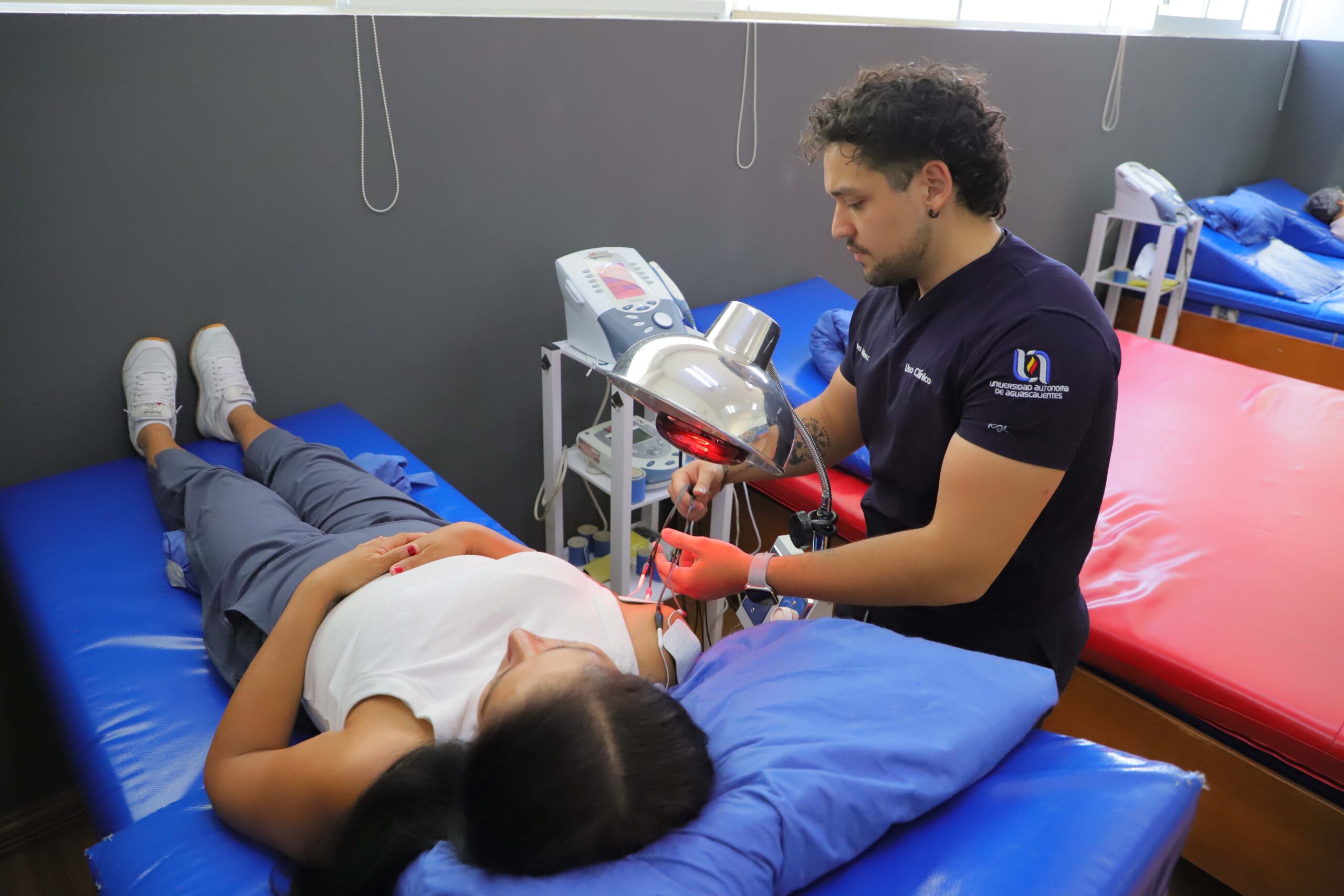 Fortalece UAA la formación de fisioterapeutas a través de su clínica de Rehabilitación Física