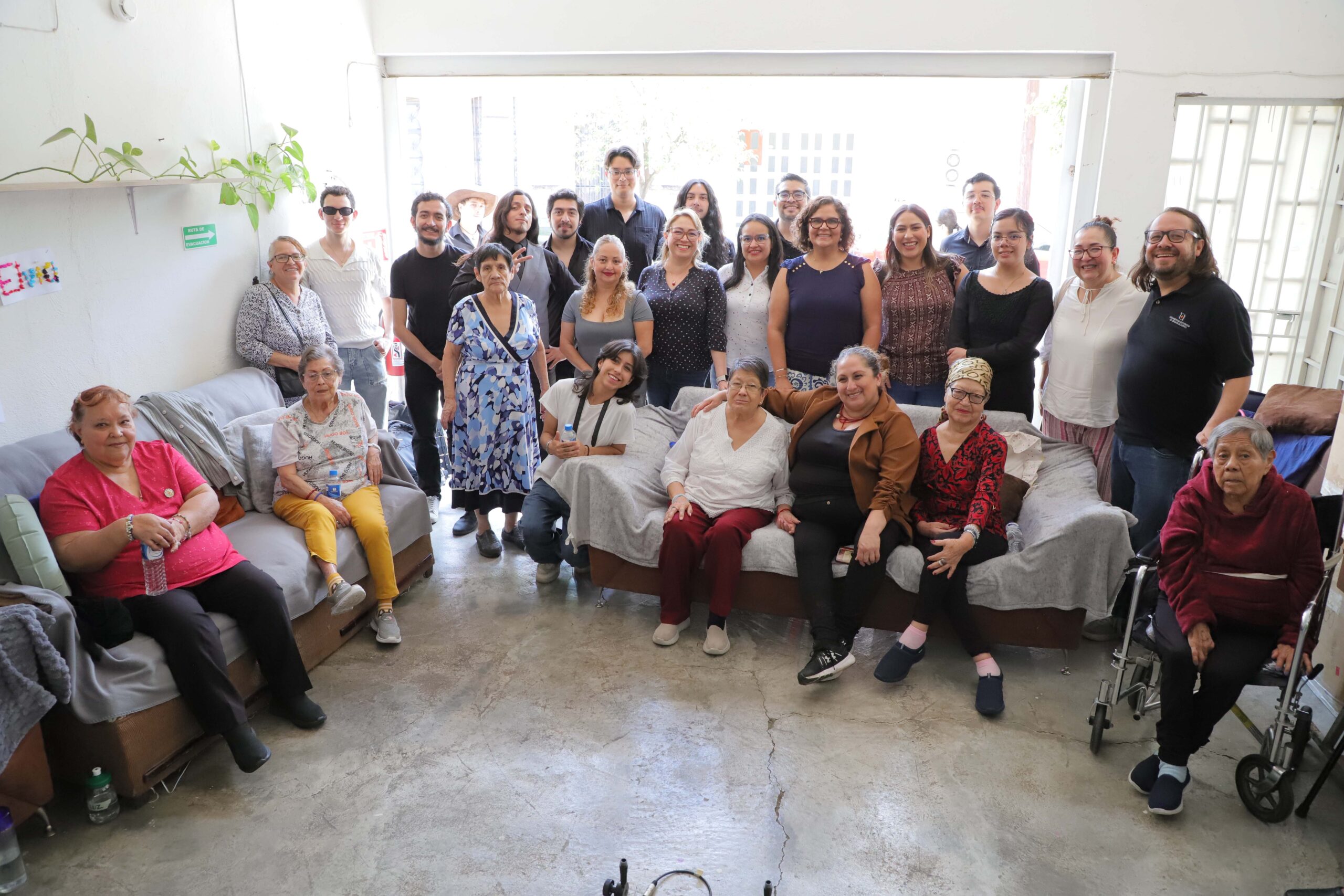 Ensamble de Guitarras de la UAA lleva boleros y ópera a la estancia “Mis Abuelitas Felices”