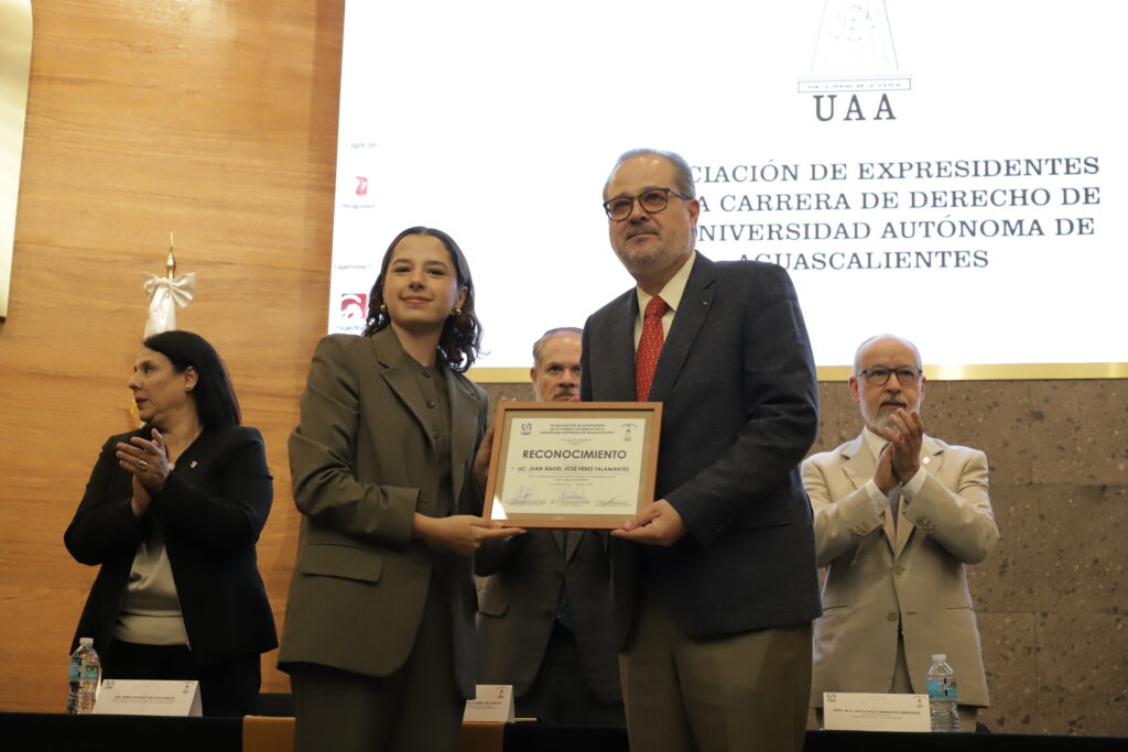 Docentes y egresados de Derecho de la UAA reciben homenaje por su aportación a la sociedad
