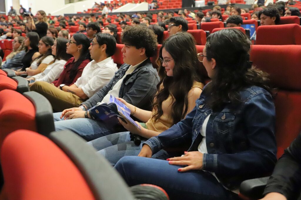 “La gota de agua rompe la piedra”: Jesús Fuentes Viveros inspira a nuevos estudiantes de la UAA