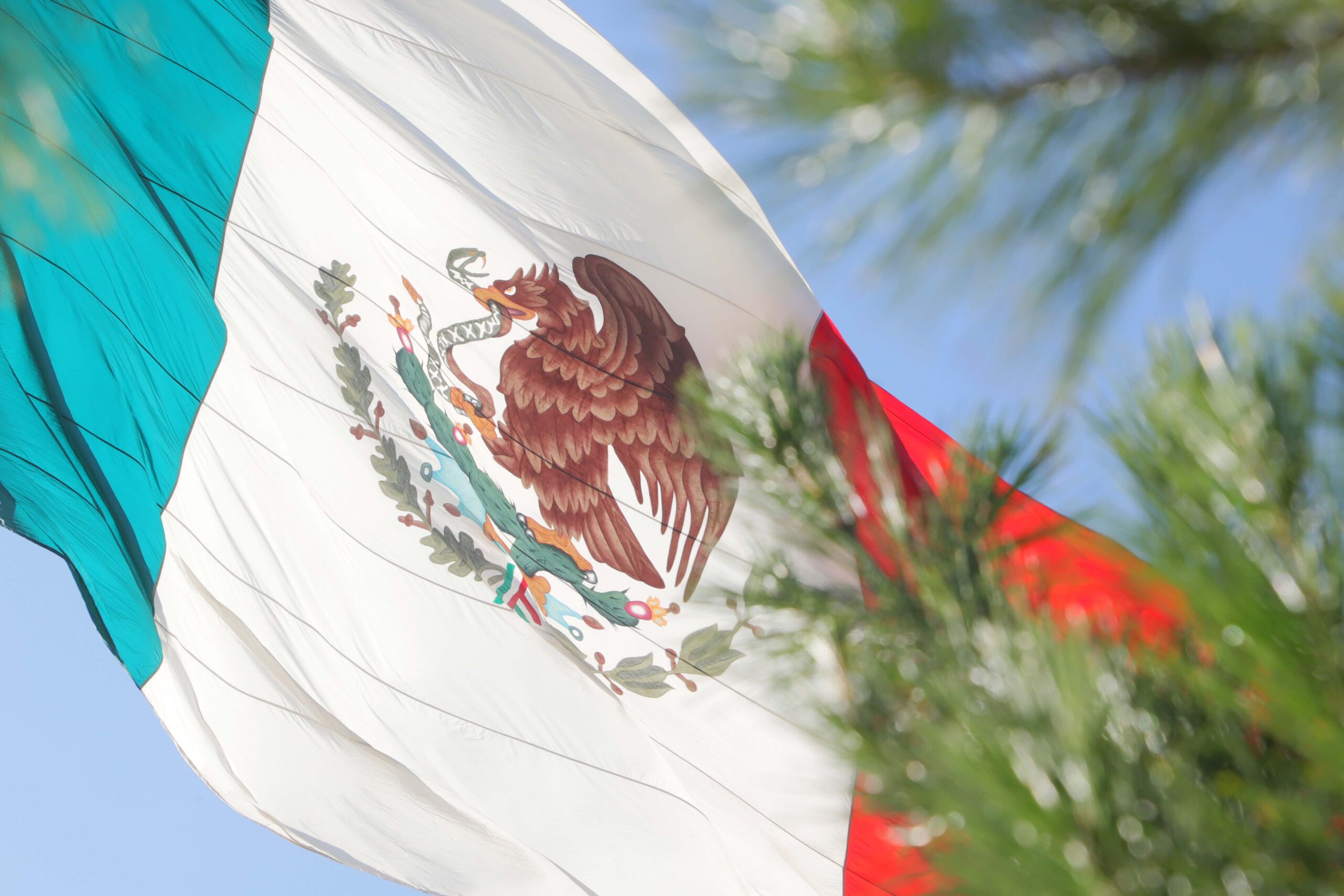 Promueve la UAA la reflexión sobre la asistencia humanitaria durante ceremonia de Honores a la Bandera
