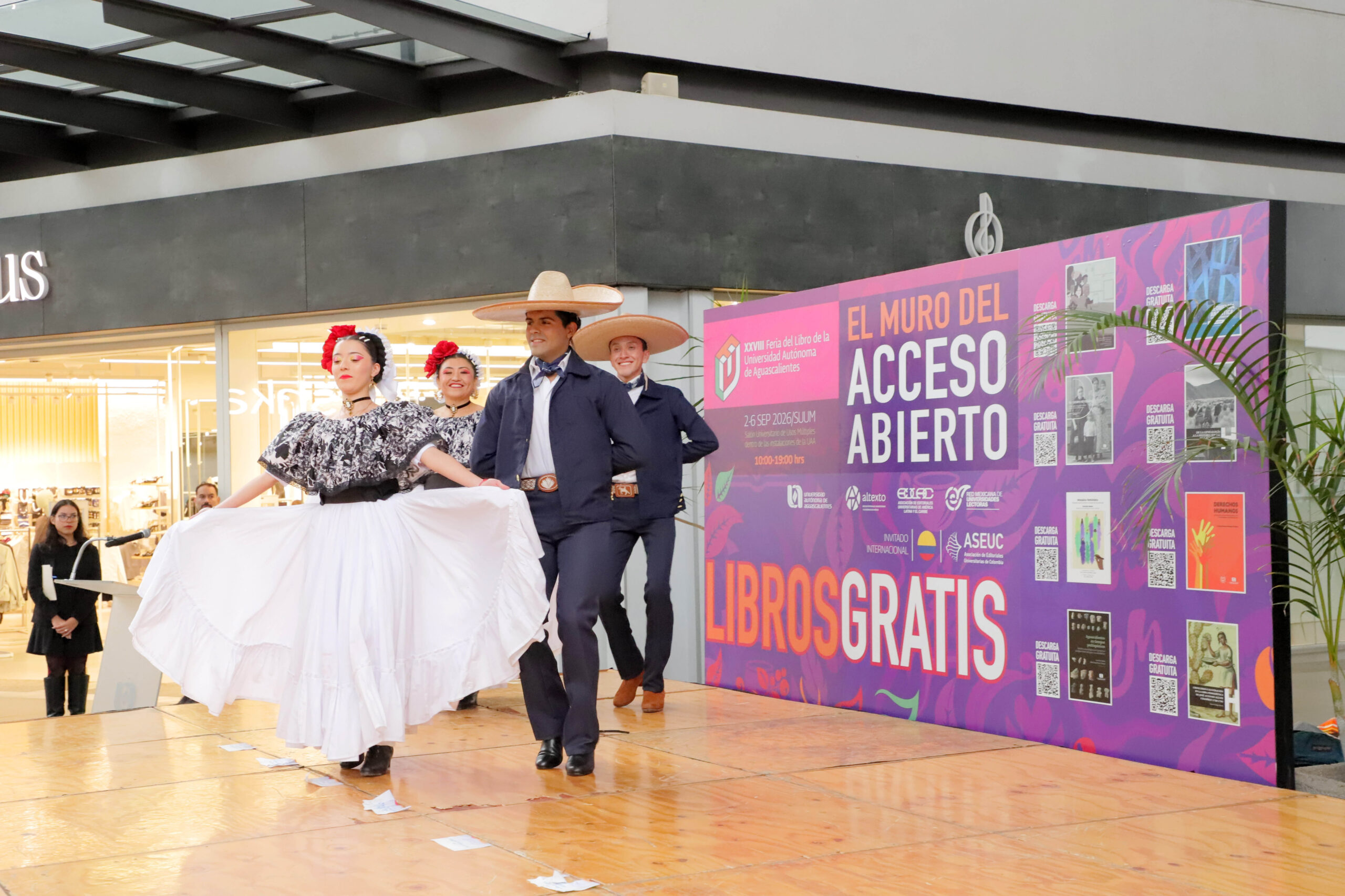 La Feria del Libro de la UAA llega a Altaria y acerca el conocimiento universitario a nuevos espacios
